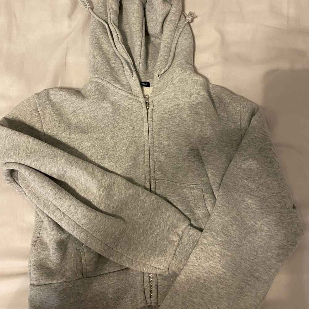 Super cute Brandy Melville gray cropped zip up. One size.